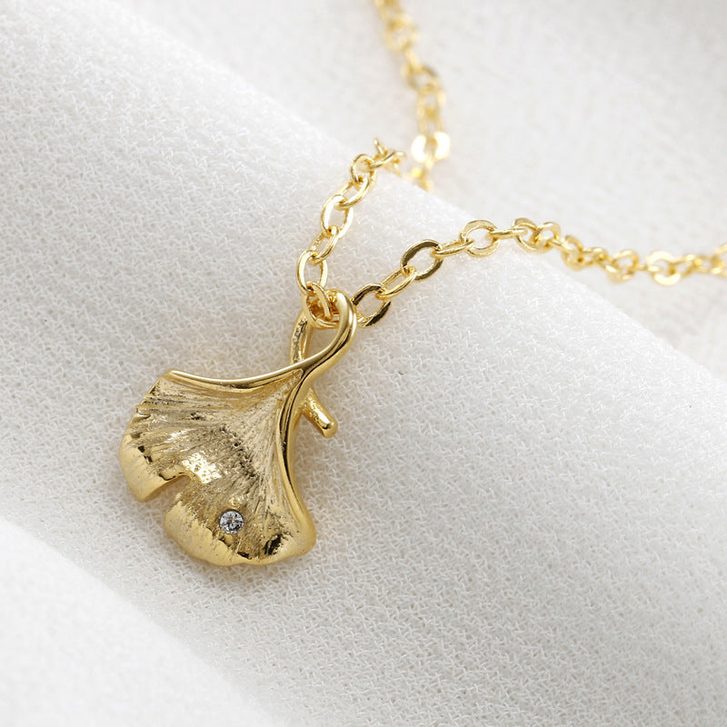 A Beautiful 925 Silver Necklace with a Ginkgo Leaf Motif”