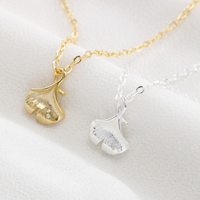 A Beautiful 925 Silver Necklace with a Ginkgo Leaf Motif”